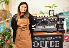 De Barista Kim Chey-a-Soi verzorgde iedereen bij de stand van een lekker kop koffie naar keuze.